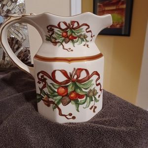 Tiffany Garland 32 Oz pitcher